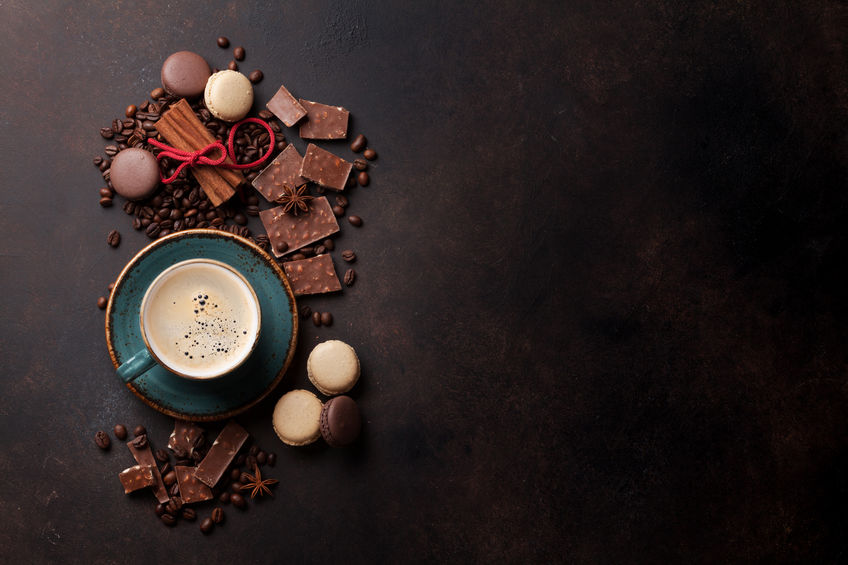 Tasse de café et grains de café sur une table en bois