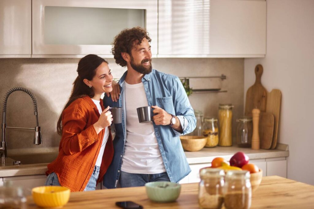 Couple dégustant un café dans sa cuisine