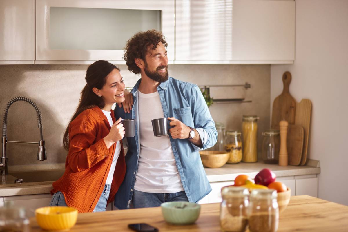 Couple dégustant un café dans sa cuisine